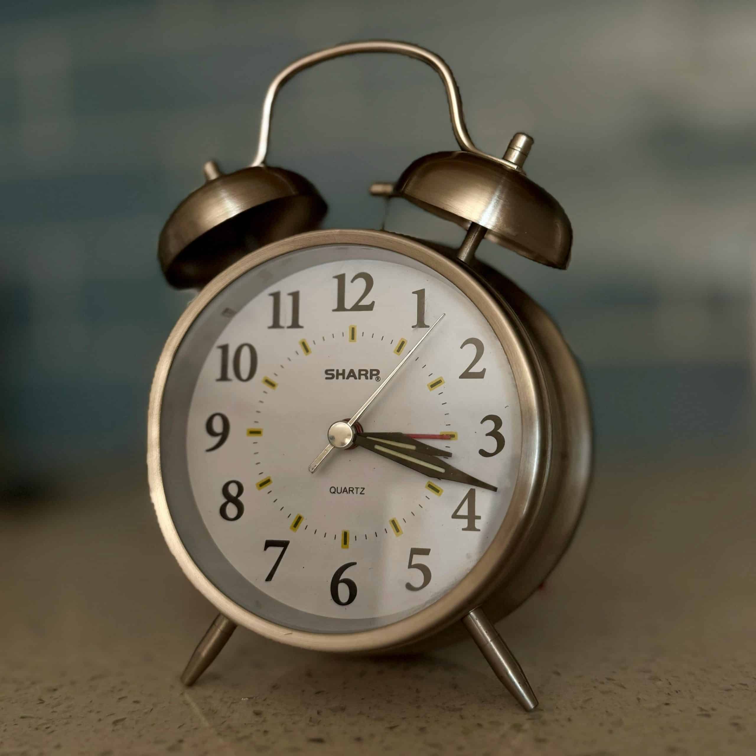 Vieux réveil manuel